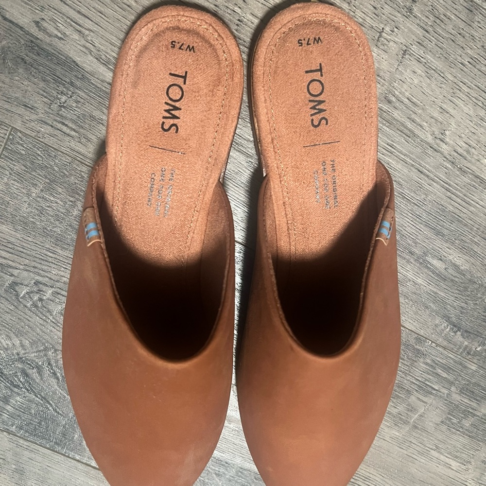 Like New! Women’s size 7.5 Toms
